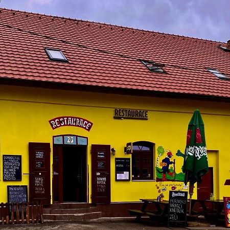 Hrusicka Restaurace A Penzion Hrusice Exterior photo