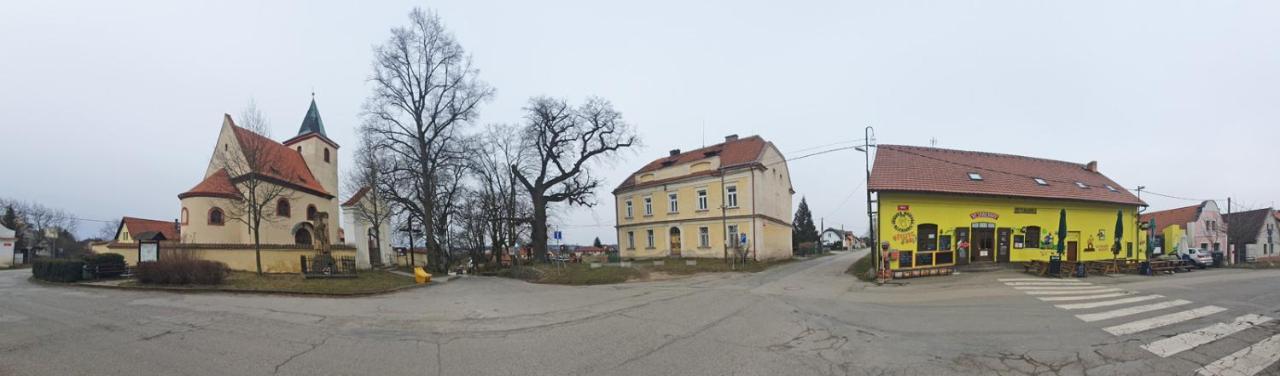Hrusicka Restaurace A Penzion Hrusice Exterior photo